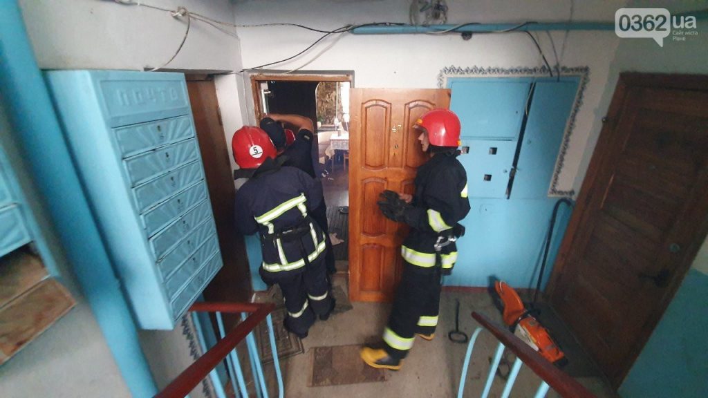 Франківські рятувальники допомогли відкрити двері до квартири, де знаходилася хвора жінка