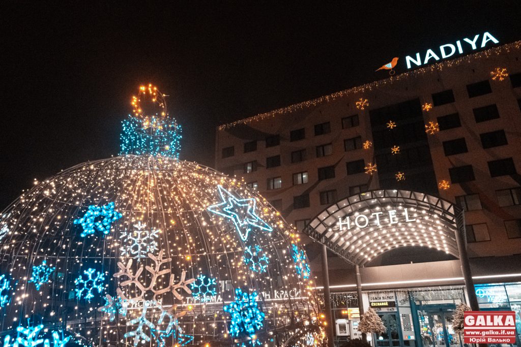 Як виглядає передсвятковий Івано-Франківськ у вечірню пору
