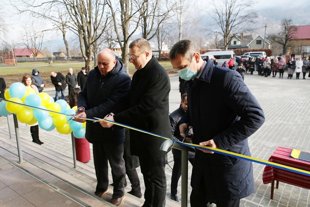 У курортному Яремче відкрили новий корпус школи, який зводили більше 10 років ФОТО