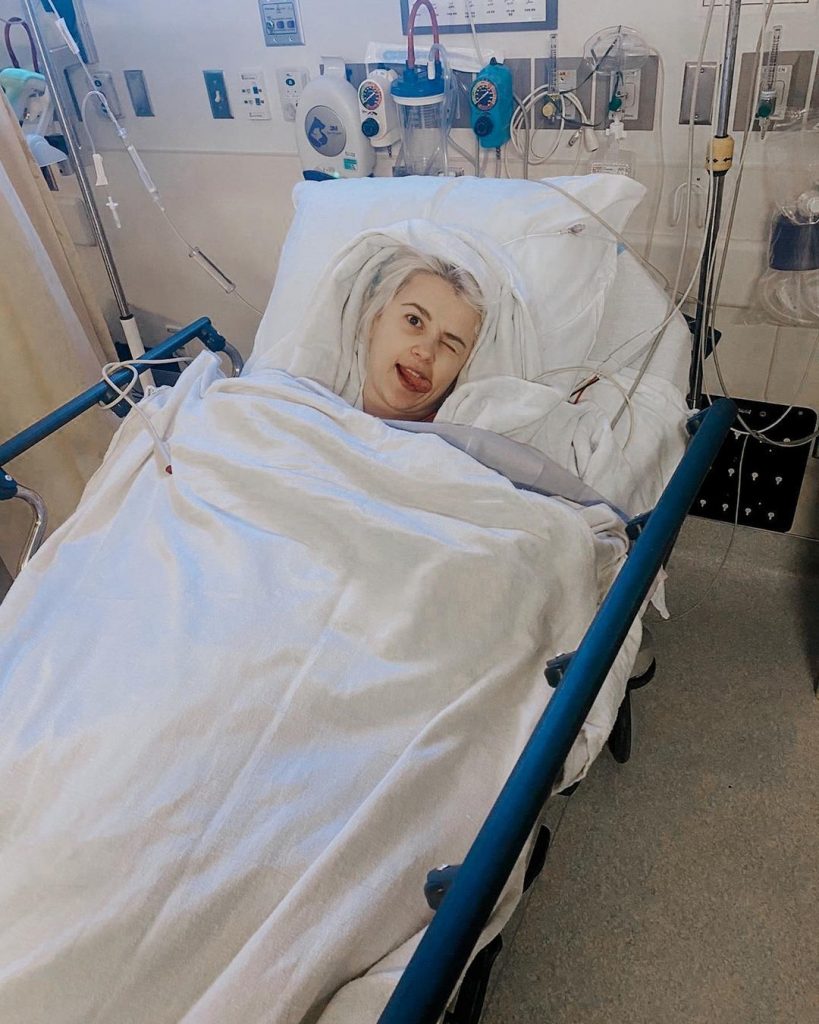 Відома прикарпатська співачка поділилася фото з лікарняного ліжка та розповіла про боротьбу з онкологією ФОТО