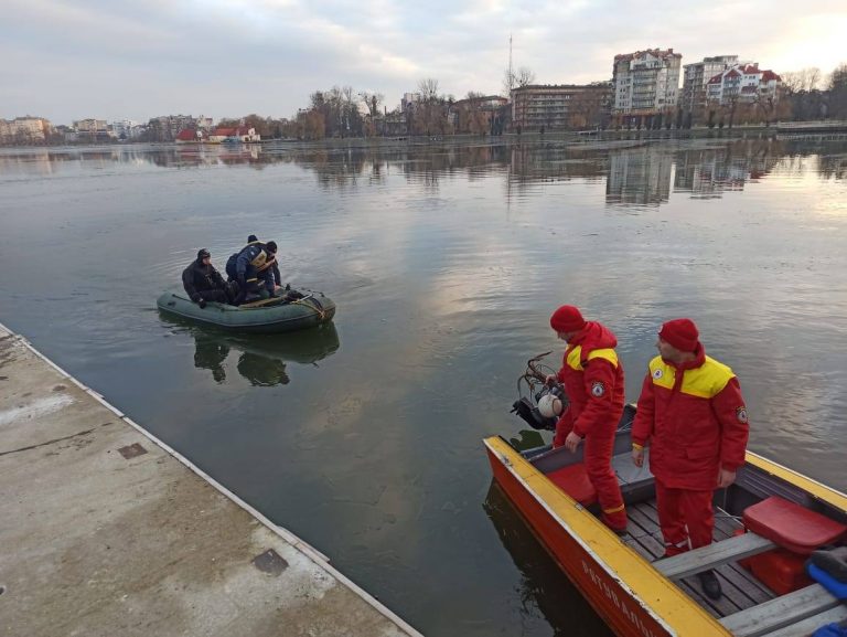 У Франківському озері вже третю добу шукають тіло хлопця, який посварившись із дівчиною, вирішив вчинити самогубство