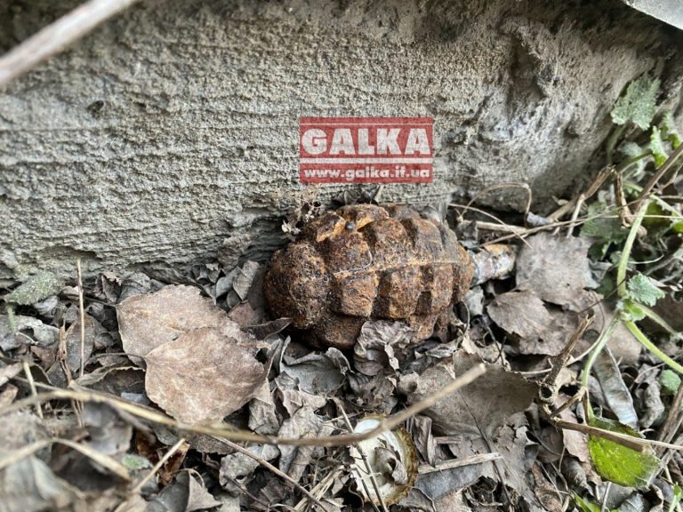 В Івано-Франківську посеред тротуару виявили гранату - вибухотехніки вирішили підірвати її на місці