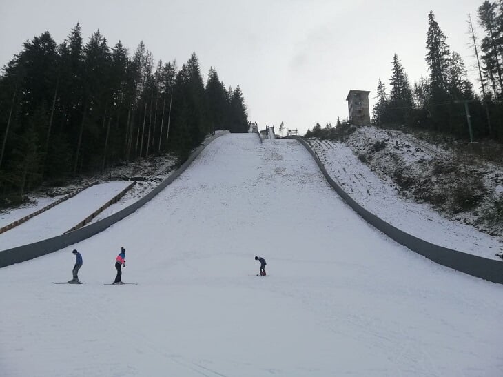 У Ворохті найвищий в країні трамплін для стрибків на лижах руйнується просто на очах ФОТО