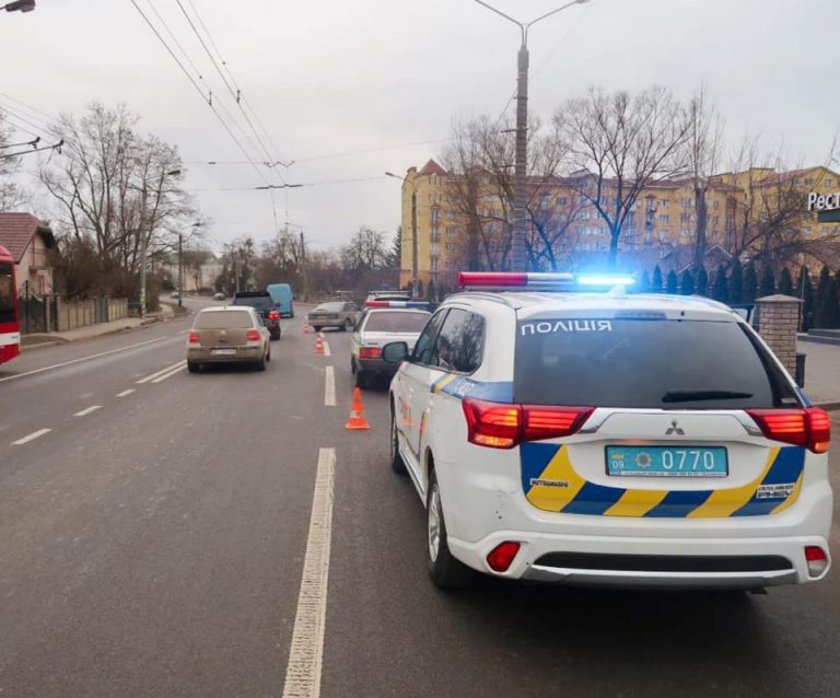 В передмісті Франківська автомобіль збив на пішохідному переході жінку з дитиною