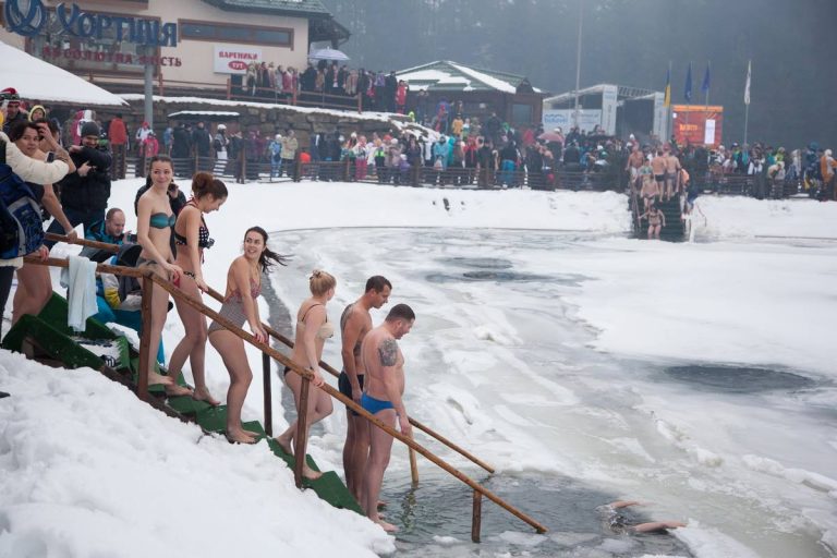 «Буковель» скасував водохресний Фестиваль моржів, проте купатися гостям таки дозволять