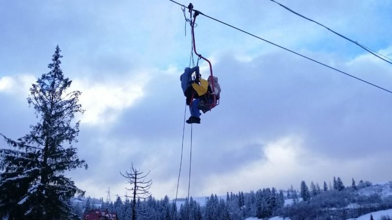 У Карпатах зупинився підйомник на якому перебували приблизно 70 людей