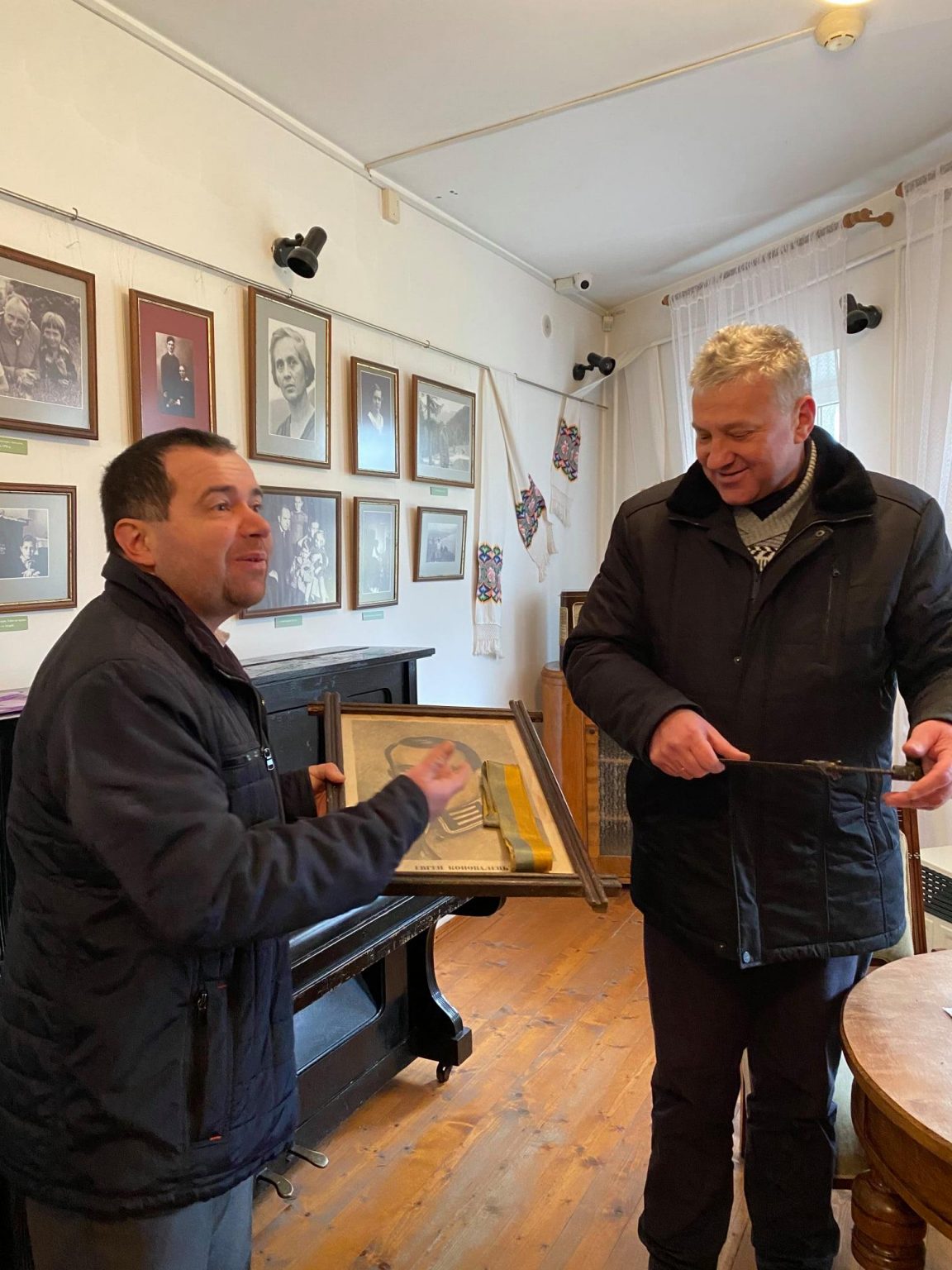 Депутат обласної ради вручив унікальні історичні артефакти музею ім. Степана Бандери