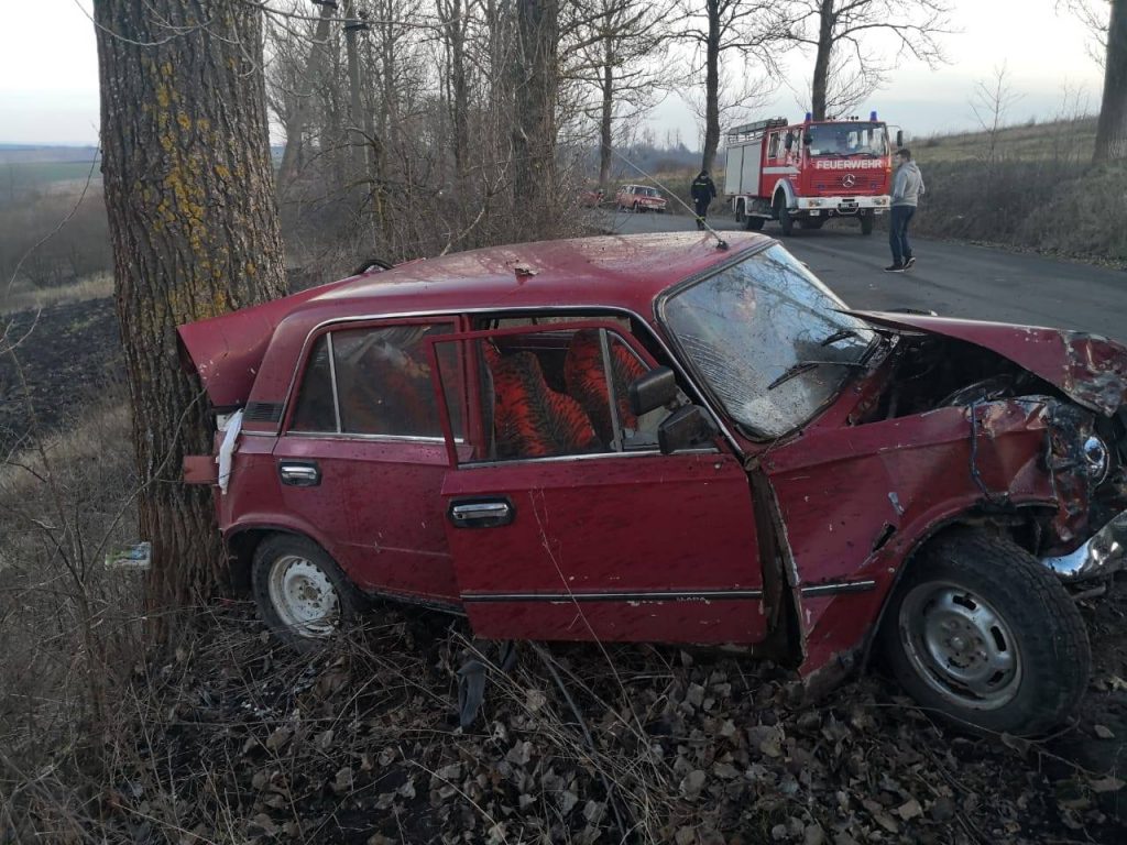 У прикарпатському селі водій за кермом «ВАЗ» злетів з дороги у кювет: є постраждалі