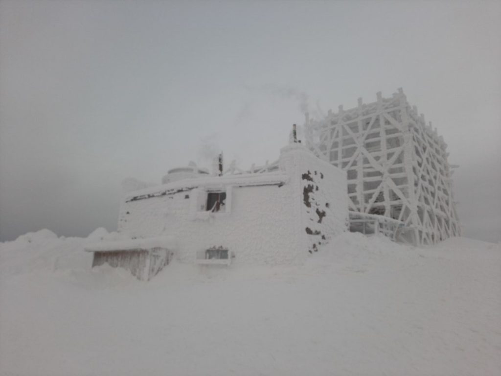 На Чорногорі морозно та сніжно ФОТО