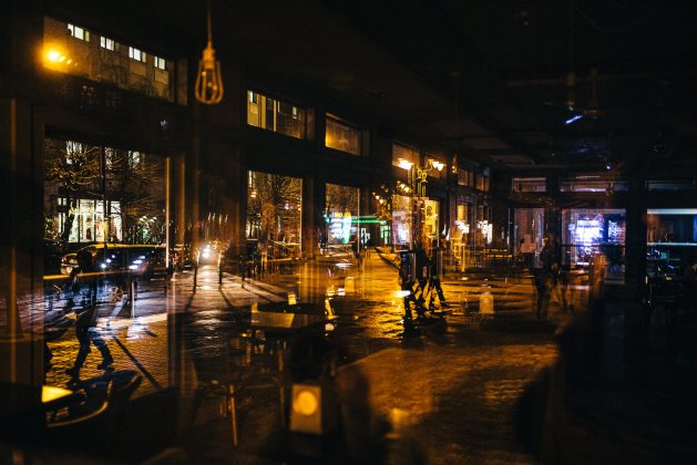 Як виглядають порожні зали франківських кафе через сяючі вітрини ФОТОРЕПОРТАЖ