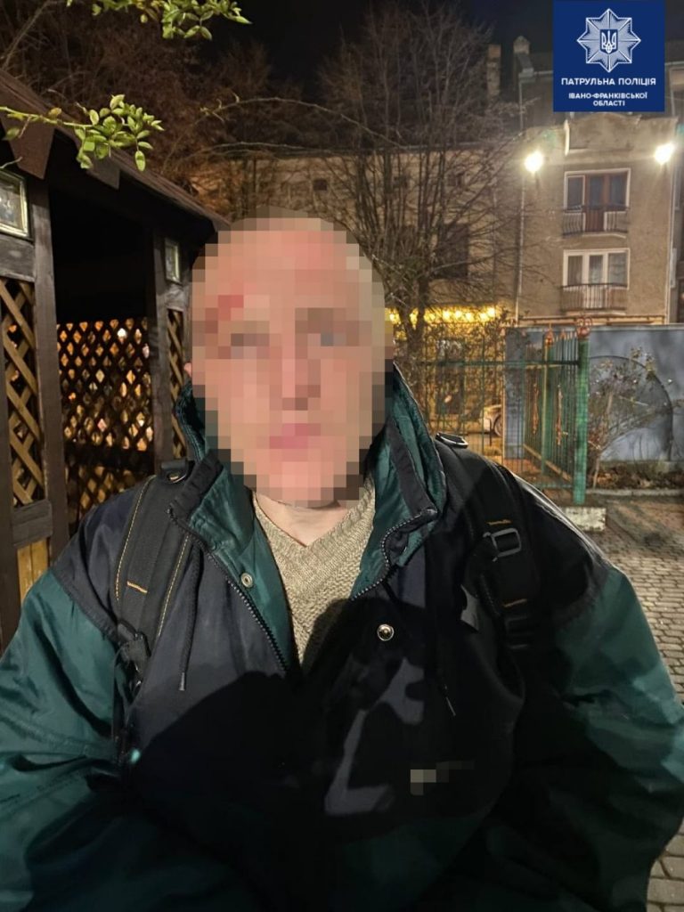 Франківські патрульні затримали хулігана, який п'яним пошкодив вікно у церкві