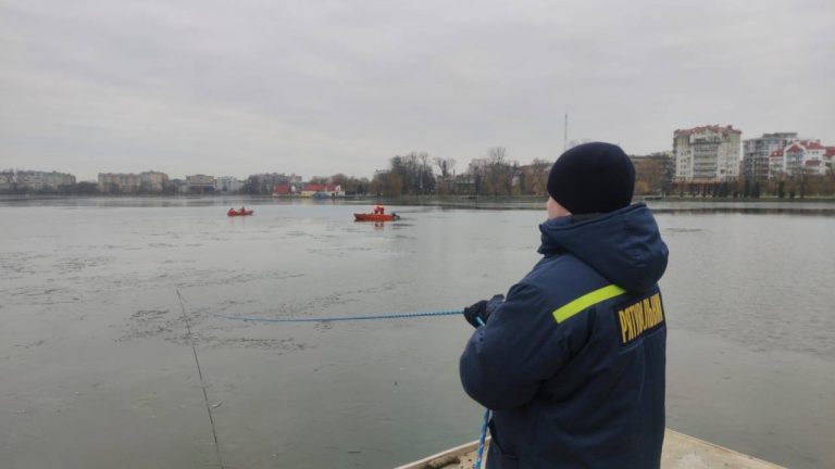 У Франківському озері рятувальники продовжать шукати тіло хлопця