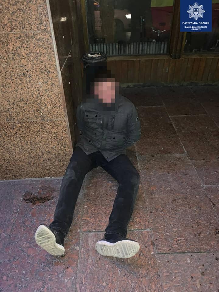 У Франківську затримали неадекватного хулігана, який розбив вікно в ОДА