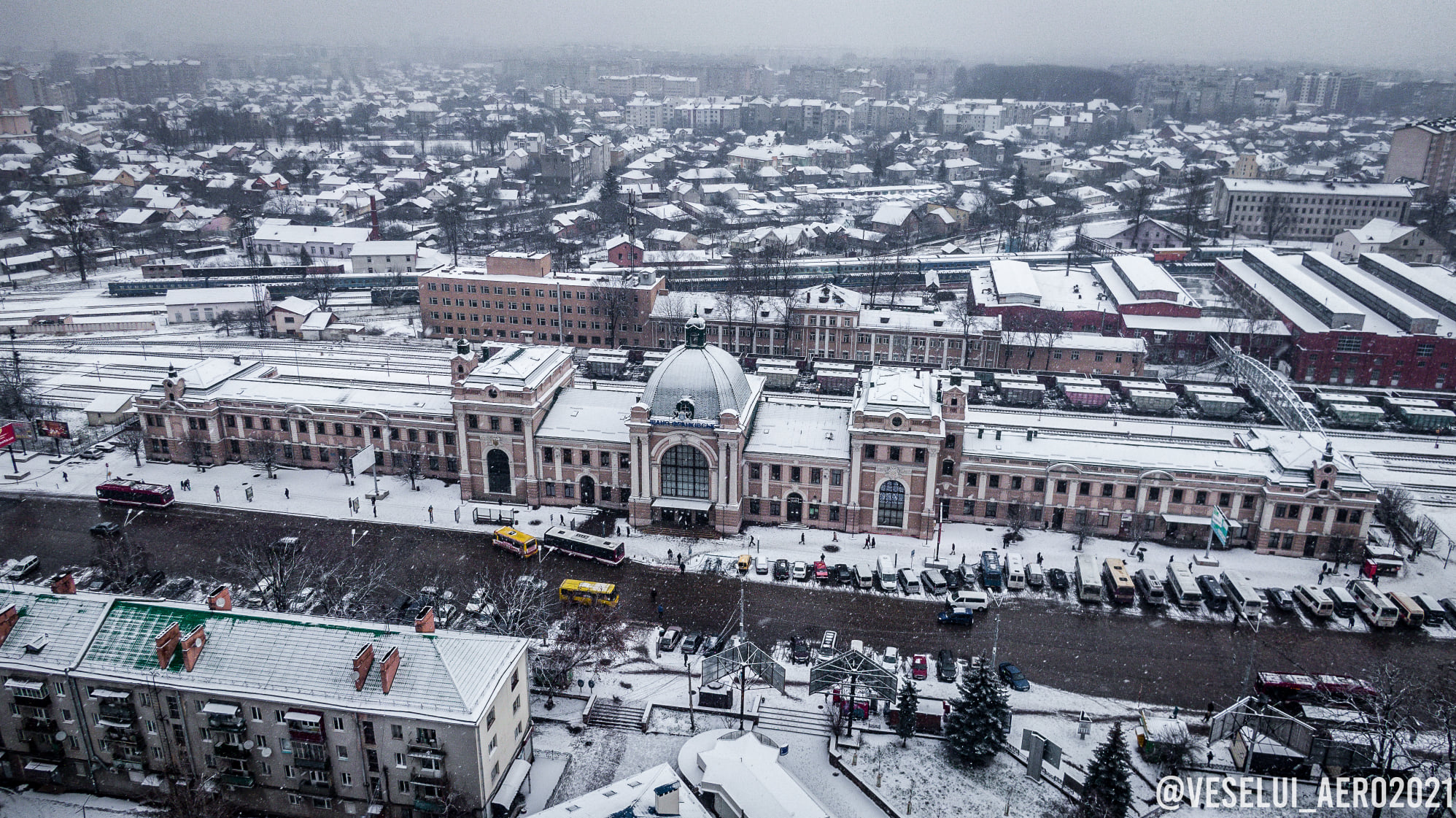 Як виглядає зимовий Івано-Франківськ з неба: казкові фото