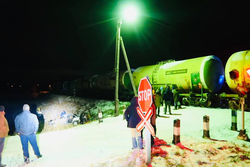 Відомі подробиці жахливої ДТП на Прикарпатті, в якій 19-річний водій на швидкості влетів у локомотив ФОТО