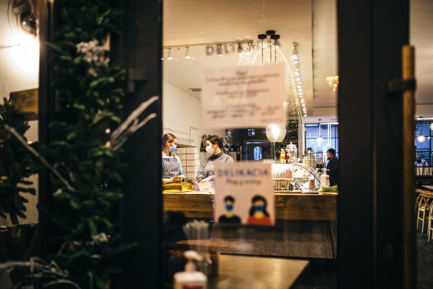 Як виглядають порожні зали франківських кафе через сяючі вітрини ФОТОРЕПОРТАЖ