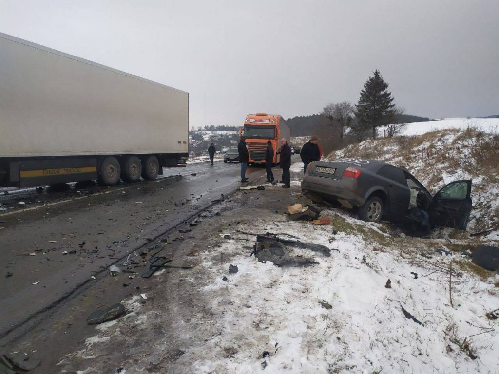 В Івано-Франківській області на слизькій дорозі зіткнулися фура і автівка – троє потерпілих ФОТО