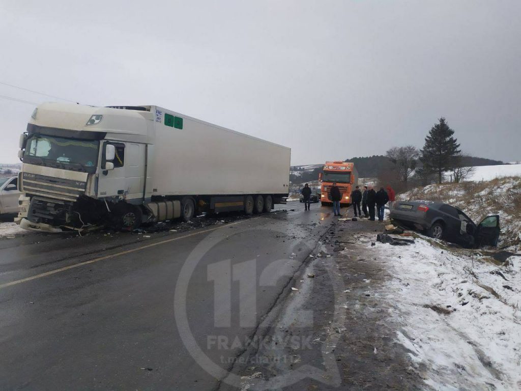 В Івано-Франківській області на слизькій дорозі зіткнулися фура і автівка – троє потерпілих ФОТО