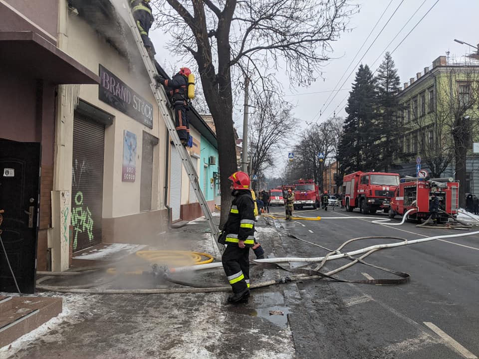 У Франківську на Лепкого загорівся житловий будинок ФОТО