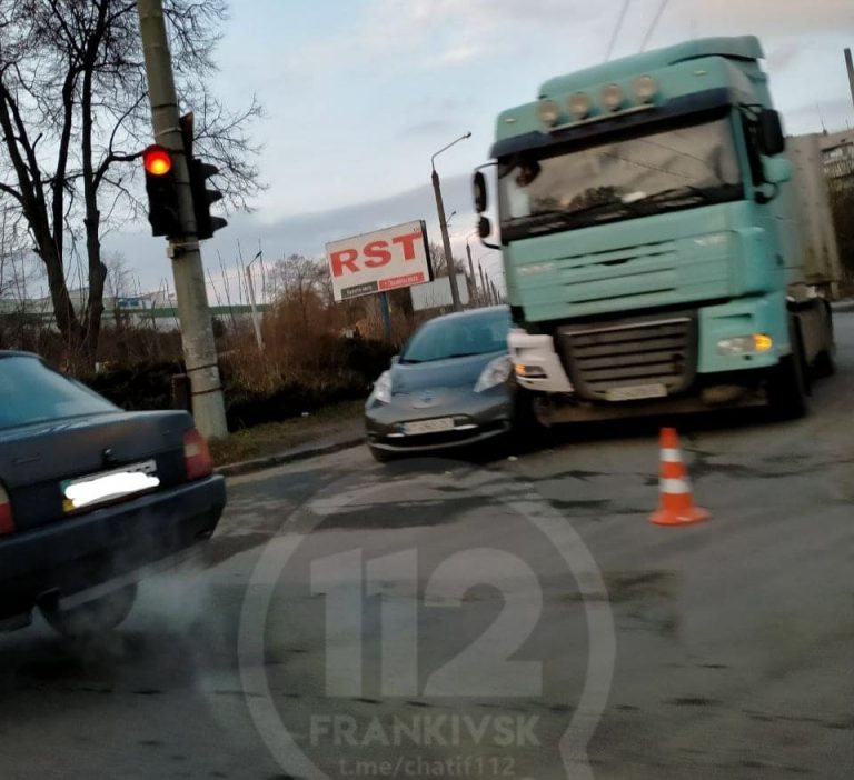 При в’їзді на Калуську трасу вантажівка врізалась у легковик