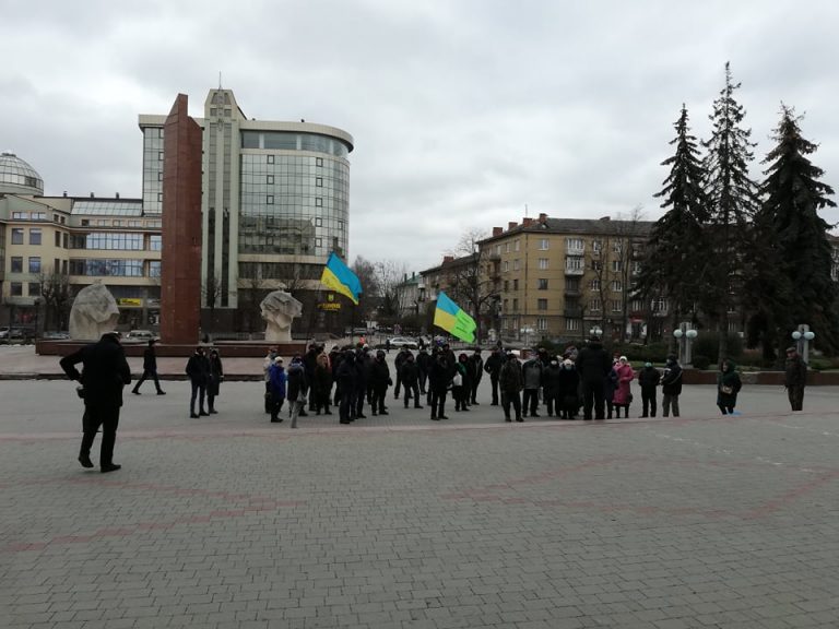 Обурені мешканці Івано-Франківська вийшли на протест проти висотих тарифів ФОТО