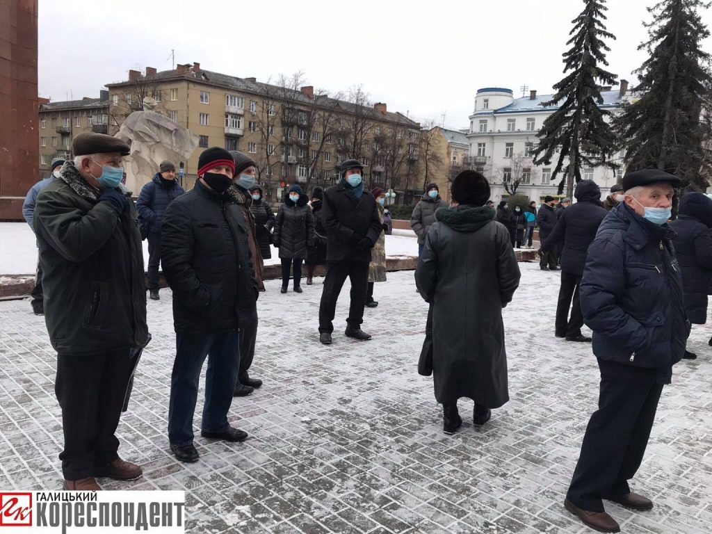 Мешканці Франківська пікетують міську раду з вимогою знизити тарифи ФОТО