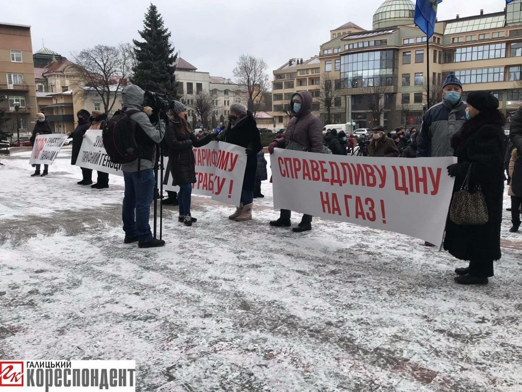 Мешканці Франківська пікетують міську раду з вимогою знизити тарифи ФОТО