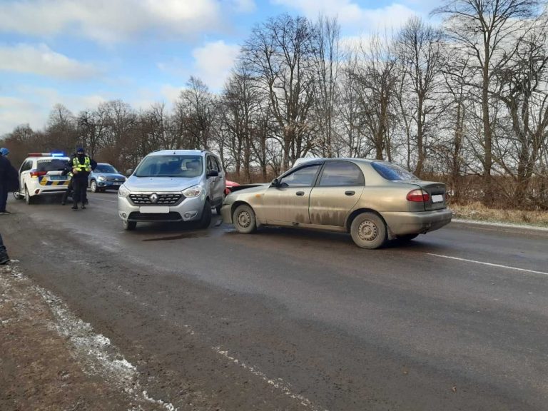 Поблизу Франківська зіштовхнулися два легковики ФОТО