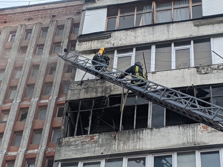 Франківські вогнеборці ліквідували пожежу на балконі