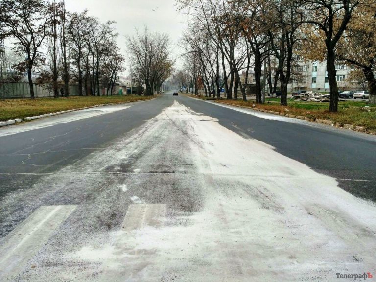 На дороги Прикарпаття проти ожеледі висипали 61 тонну солі