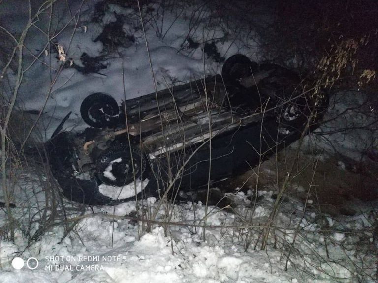 На Прикарпатті "Фольксваген" злетів у кювет - є травмовані