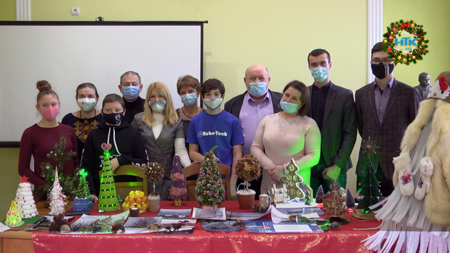 Коломияни влаштували виставку оригінальних новорічних ялинок ВІДЕО