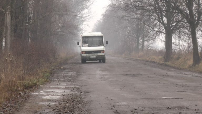 Змучившись вже 20 років чекати обіцяного ремонту, обурені мешканці прикарпатських сіл взялися самостійно ремонтувати свою дорогу