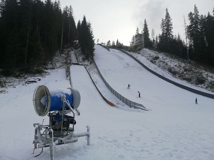У Ворохті найвищий в країні трамплін для стрибків на лижах руйнується просто на очах ФОТО