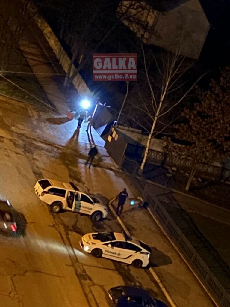 В Івано-Франківську посеред тротуару виявили гранату - вибухотехніки вирішили підірвати її на місці ФОТО