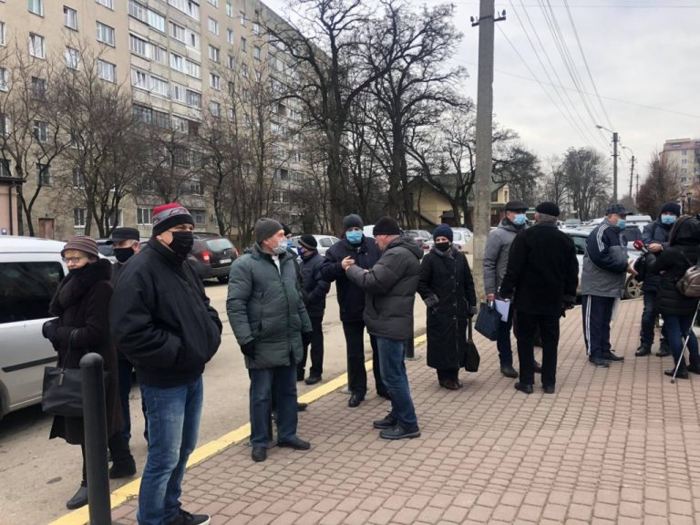 В Івано-Франківську люди вийшли на протест проти високих тарифів