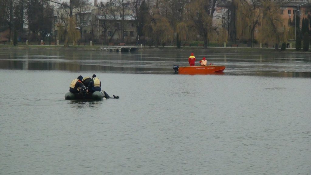 У Франківську припинили масштабні пошуки потопельника, який зник на міському озері