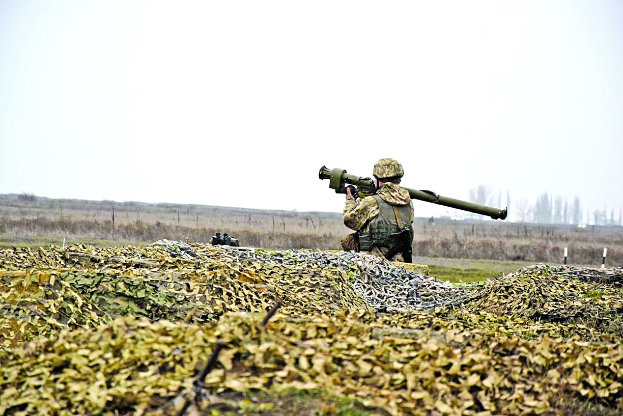 70-річний волонтер з Франківщини сьомий рік передає на схід маскувальні сітки