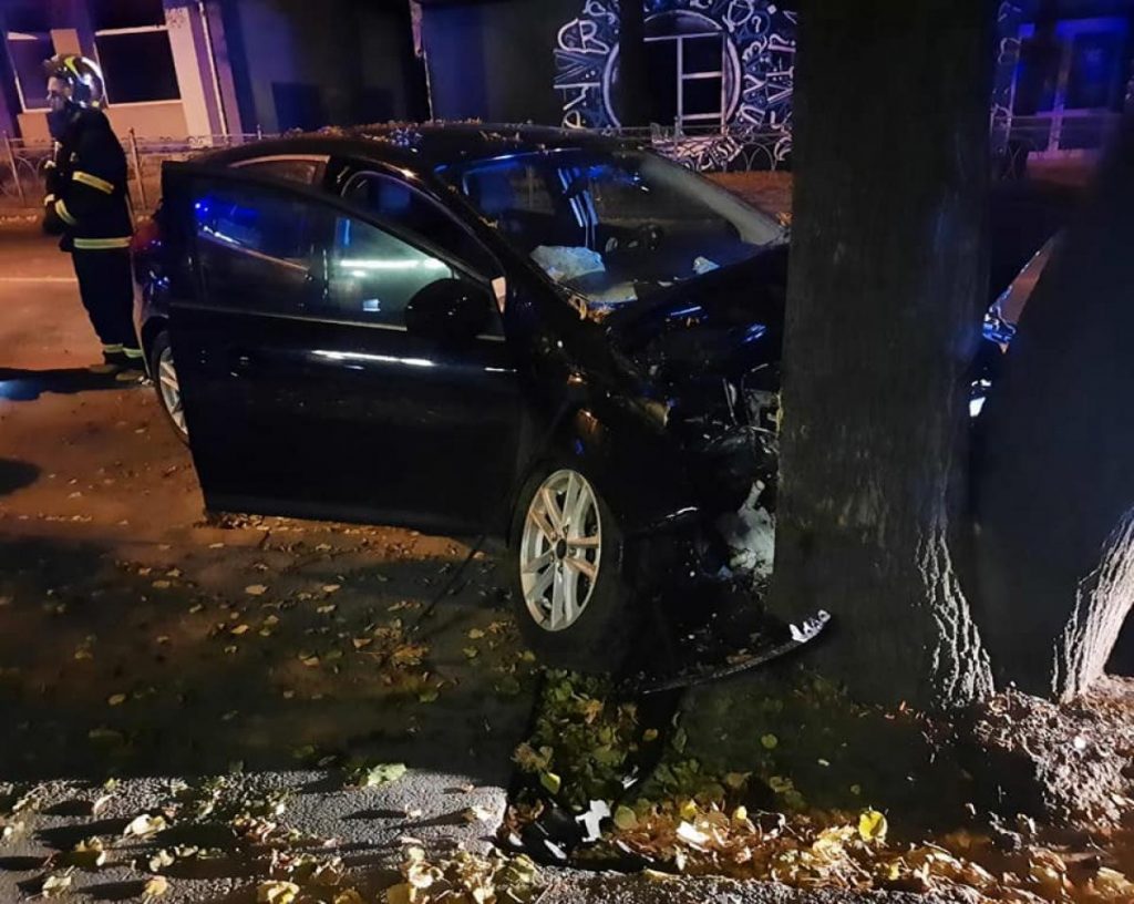 На Прикарпатті автомобіль влетів у дерево - водій отримав травми