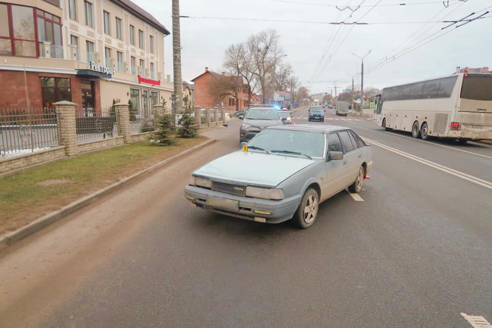 В передмісті Франківська автомобіль збив на пішохідному переході жінку з дитиною ФОТО