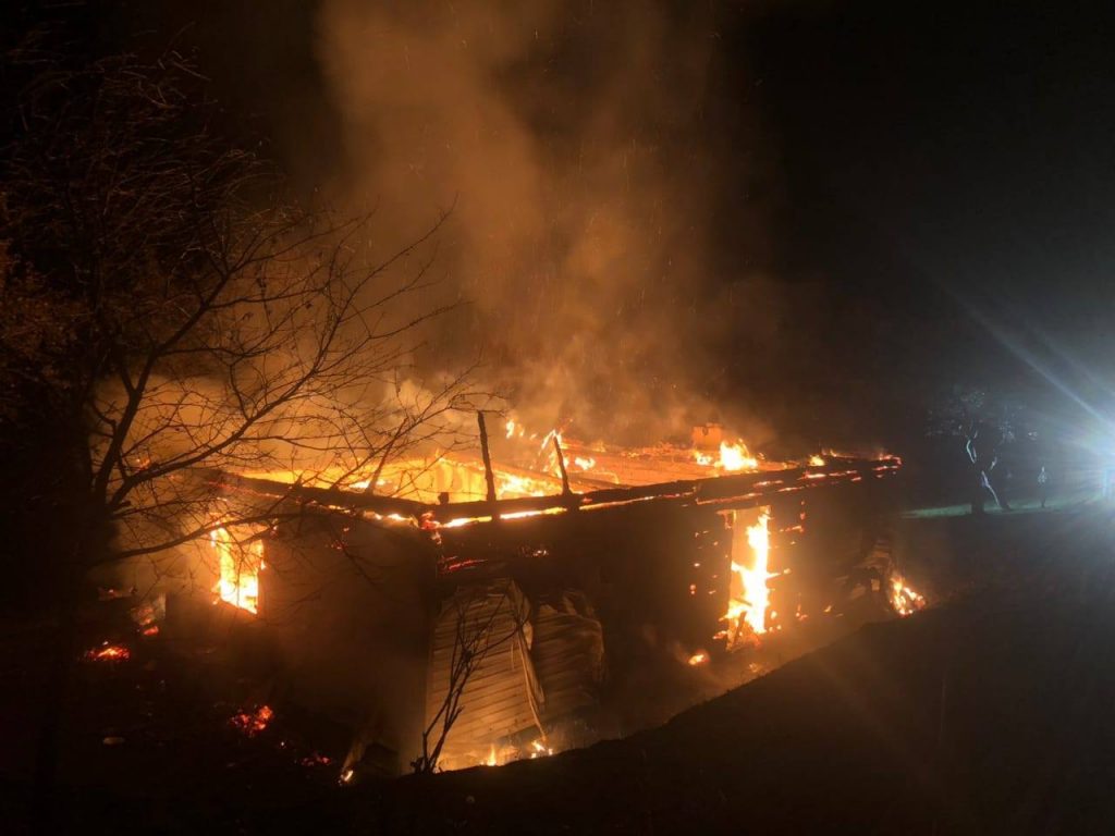 На Рожнятівщині, через замикання електропроводки, згорів будинок