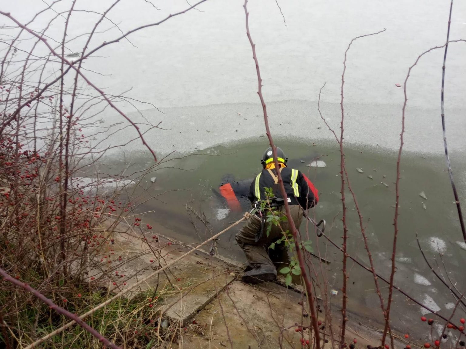 На Прикарпатті у ставку втопилась людина - тіло з-під криги діставали поліція та рятувальники ФОТО