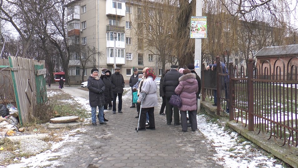 Територію поблизу кількох франківських багатоповерхівок перетворили на стихійне сміттєзвалище ФОТО та ВІДЕО