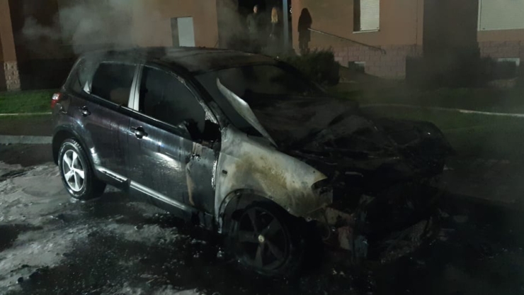 Спроба тиску на суд? В Івано-Франківську спалили автомобіль місцевої судді