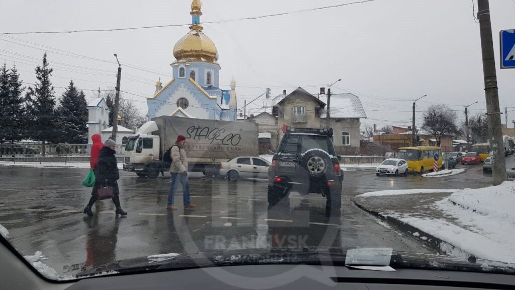 У Франківську не розминулись вантажівка і легковик - рух ускладнено ФОТО