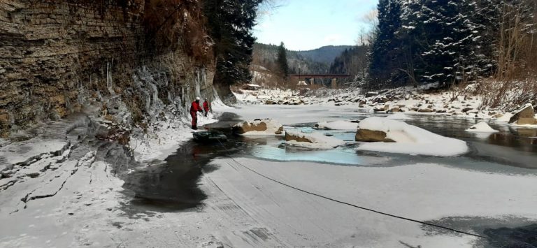 У Яремчі, зі скелястого обриву у Прут, упав чоловік та загинув