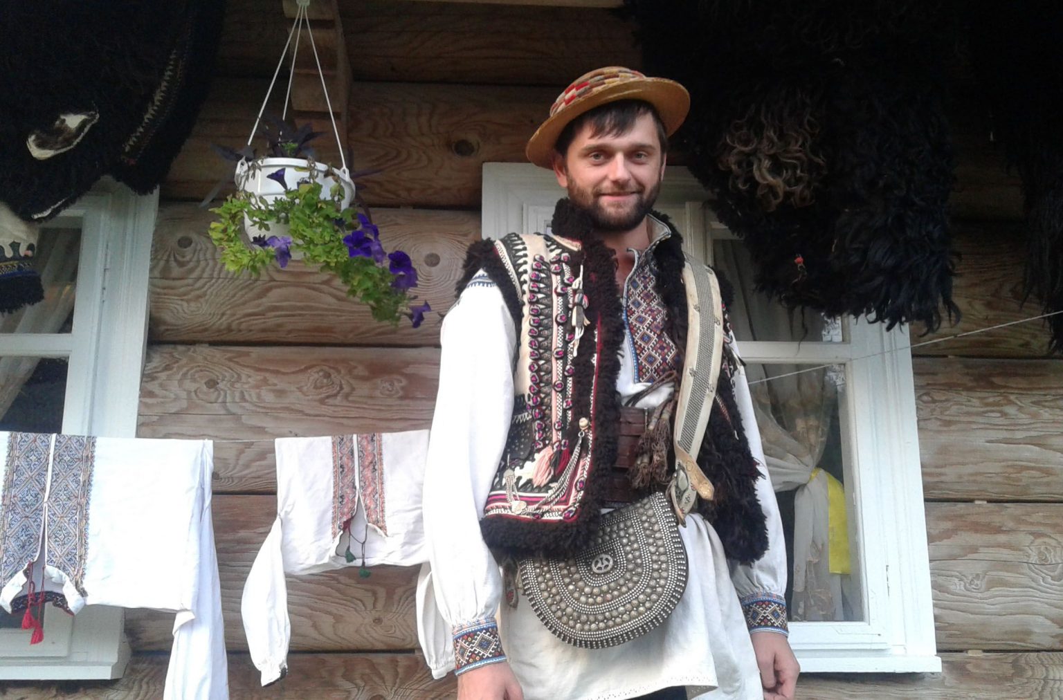 Мешканець Прикарпаття колекціонує та реставрує старі вишиванки