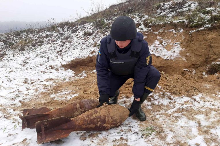 На околиці Івано-Франківська виявили авіаційну бомбу, яка не розірвалася