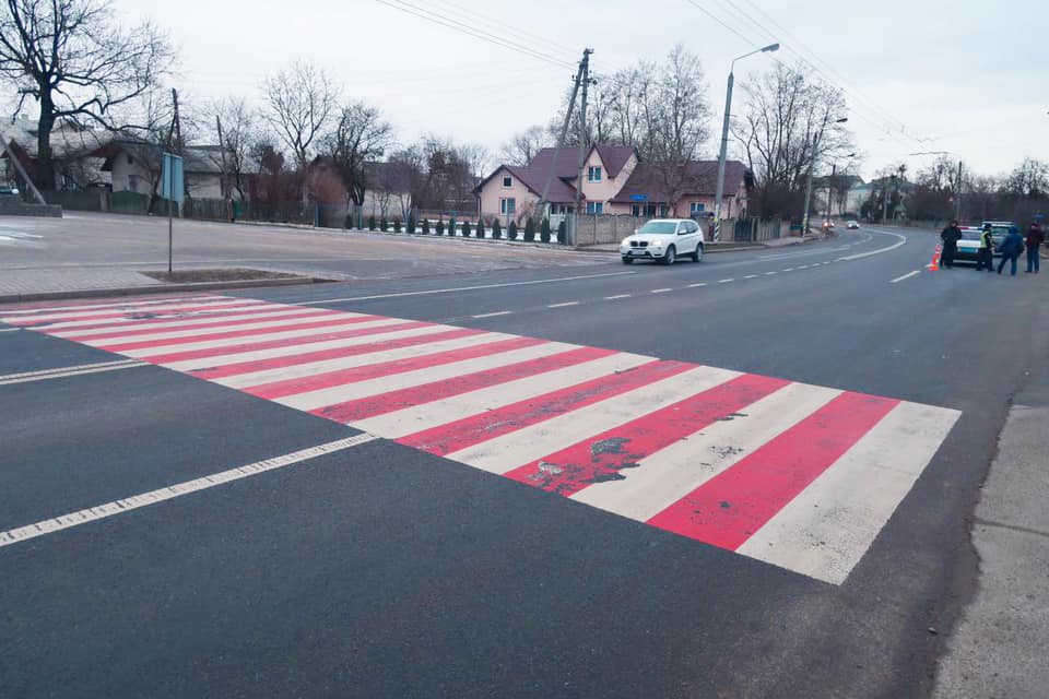 В передмісті Франківська автомобіль збив на пішохідному переході жінку з дитиною ФОТО