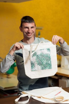 В Коломиї люди з інвалідністю шиють еко-сумки ФОТО
